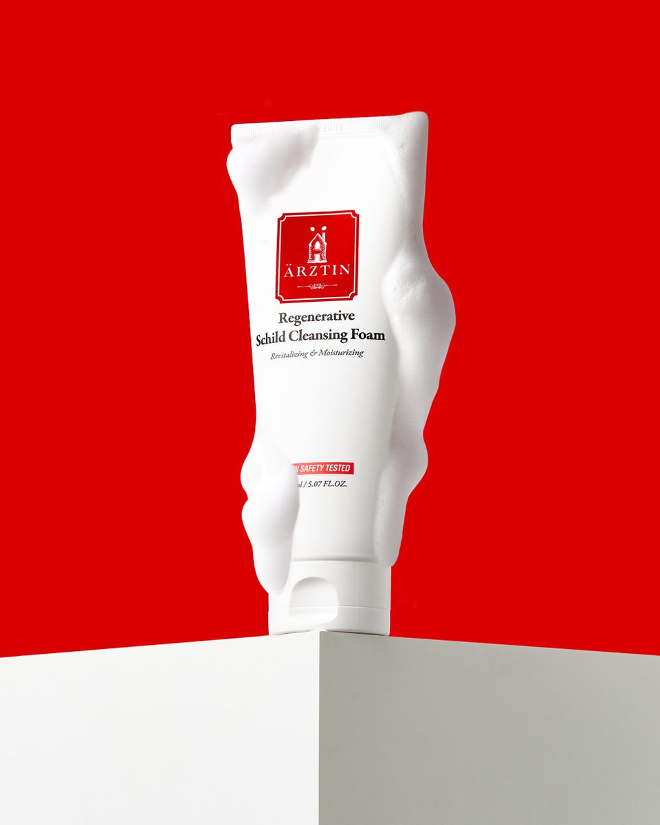 Ärztin Regenerative Schild Cleansing Foam tube in creamy foam