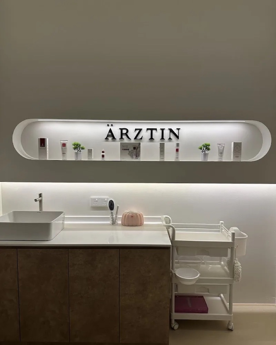 Ärztin prep counter with sink and trolley at KIMHEI